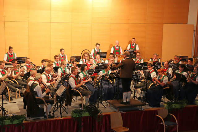 Die Musikkapelle Sautens beim zweiten Konzert im Saal "Ez" in Oetz