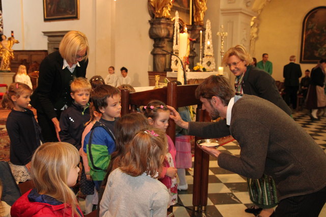 Pastoralassistent Michael Reinprecht versah alle Kinder mit einem Kreuzzeichen