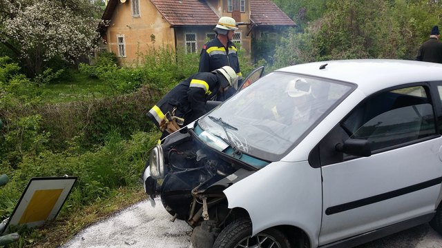 Aus dem schwer beschädigten Mopedauto traten erhebliche Mengen an Motoröl und Dieselkraftstoff aus. | Foto: FF Neulengbach-Stadt