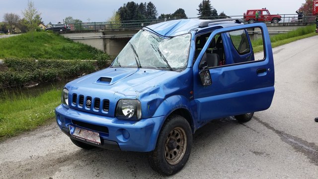 Das Unfallwrack wurde von der Feuerwehr Neulengbach-Stadt händisch auf die Räder gestellt. | Foto: FF Neulengbach-Stadt