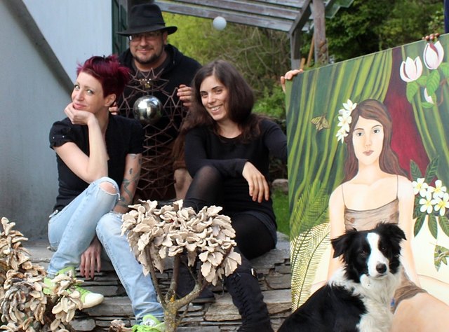 Daniela Vogl von "Poppet & Vogl" (li.) sowie Anna und Andreas P. Tauser laden zum Tag der offenen Tür auf dem Kunstarbeit-Hof.