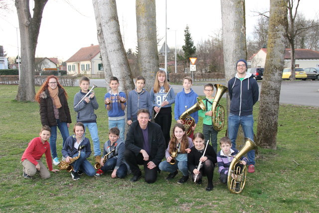 Kapellmeister Günther Pendl (vorne, M.) baut auf eine Zukunft mit der Juniorgruppe. | Foto: KK