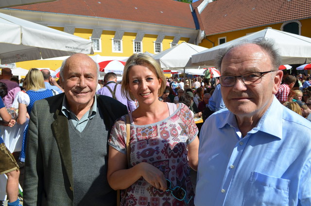 Oswald Ostheimer (Bu?rgermeister Hofkirchen i.R.), Iris Lehner und Altpfarrer Rupert Baumgartner | Foto: Lehmann