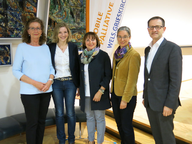 Rotraud Josseck, Birgit Hörmanseder, Christine Eckmayr, Irmgard Lehner und Johann Minihuber (v.l.). | Foto: Hospizbewegung Wels Stadt/Land