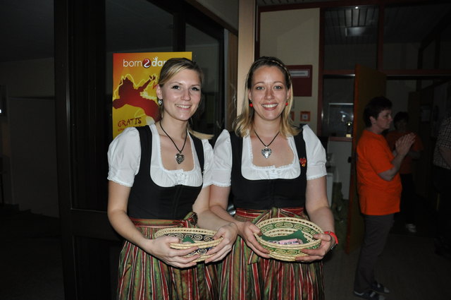Christina Heiss und Sandra Stauder walteten ihres Amtes als Marketenderinnen.