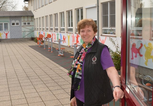 Direktorin Maria Graf  im Pausenhof ihrer Schule, der in einer Projektarbeit von SchülerInnen gestaltet wurde. Foto: jm