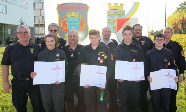 die erfolgreichen Jugendlichen Anna Schlöger (FF Loimesdorf), Raffael Simunics (FF Leopoldsdorf), Marcel Wetschka (FF Eckartsau) und Andreas Bauer (FF Fuchsenbigl) mit den Jugendbetreuern und dem Bundesfeuerwehrrat Eduard Kammerer (zweite Reihe Mitte). | Foto: FF