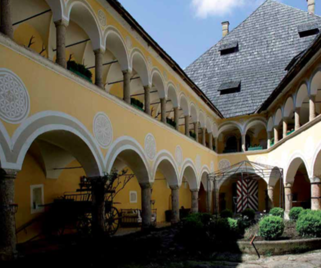 Das Schloss Hallegg hat bezaubernde Arkadenhöfe und Laubengänge | Foto: KK