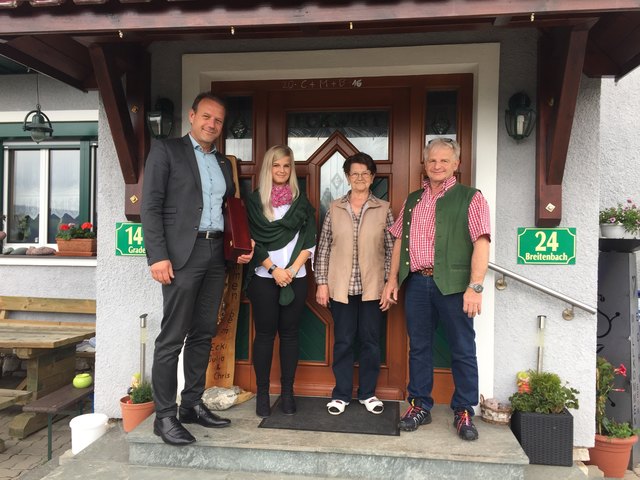 WKO-Vizepräsident Andreas Herz gratulierte Julia Steirer zur Übernahme des elternlichen Gasthauses. | Foto: KK