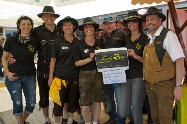 Vorstand und Mitglieder der Lucky Steps, Kurt Waldegger (Obmann Robin Hood Club Zirl), Marktleiter Robert Neuner