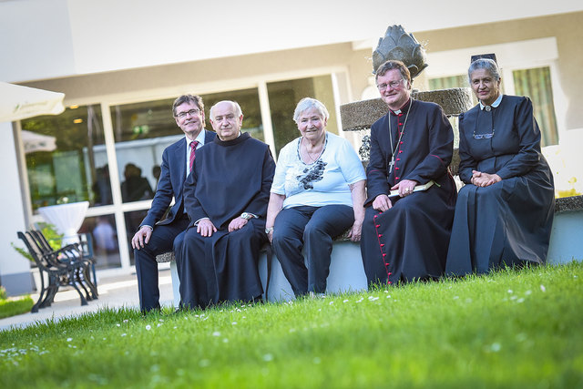Von links: Peter Ausweger (Gesamtleiter Barmherzige Brüder Linz), Pater Prior Matthias Meczywor, Primetshofer Berta (Bewohnerin), Bischof Manfred Scheuer und Sr. Raphaela Steinkleibl (Generaloberin).