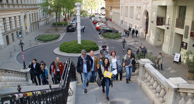 Guide Doris Hartl ist interkulturelle Trainerin und führt an diesem Tag alle sicher durch Europa bzw. über die Rahlstiege.