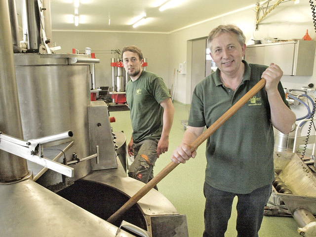 Christoph und Karl Höfler bieten beste Qualität in der Verarbeitung der Kürbiskerne. | Foto: KK