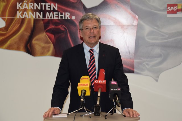 Peter Kaiser verkündet das Ergebnis des SPÖ-Parteivorstands: "Wir sind einstimmig für Christian Kern."