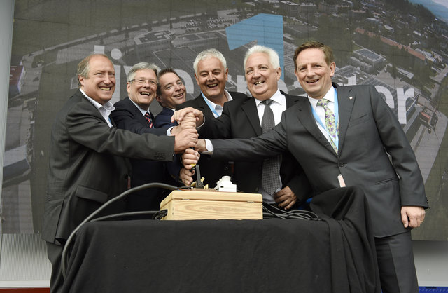 ﻿﻿Eröffnung mit Rolf Holub, Peter Kaiser, Michael Jaindl, Alexander Benedikt, Erich Dörfloinger und Christian Benger (von links) | Foto: LPD/fritzpress