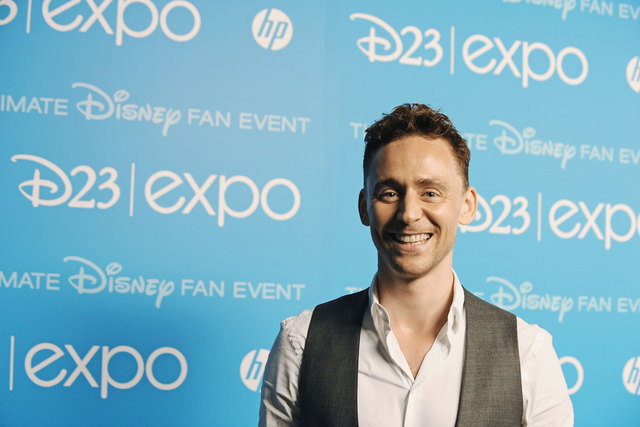 Tom Hiddleston könnte schon bald an der Seite von Dwayne Johnson in "Fast & Furious" zu sehen sein. | Foto: D23 Expo (flickr.com)