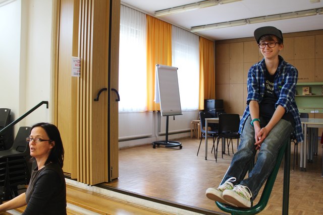 Hosenrolle des "Mario" ist für Philine (12) die erste Hauptrolle. Am Klavier Beate Länger-Oelz.