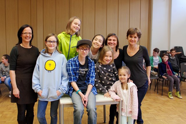 Alexandra Schöler-Haring, Rosa, Mira, "Mario"-Darstellerin Philine, Vyan, Paulina, Loane, Nicole Marte und Beate Länger-Oelz (v.li.n.re.)