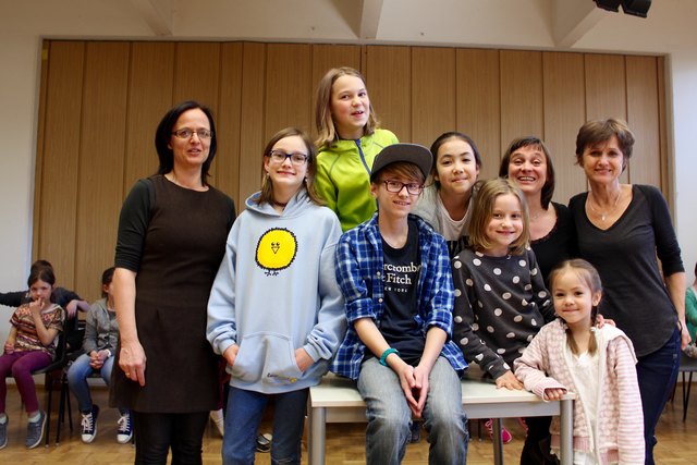 Alexandra Schöler-Haring, Rosa, Mira, "Mario"-Darstellerin Philine, Vyan, Paulina, Loane, Nicole Marte und Beate Länger-Oelz (v.li.n.re.)