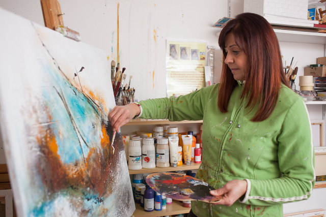 Margit Ennser aus Sattledt beschäftigt sich mit Acrylmalerei. | Foto: Ennser