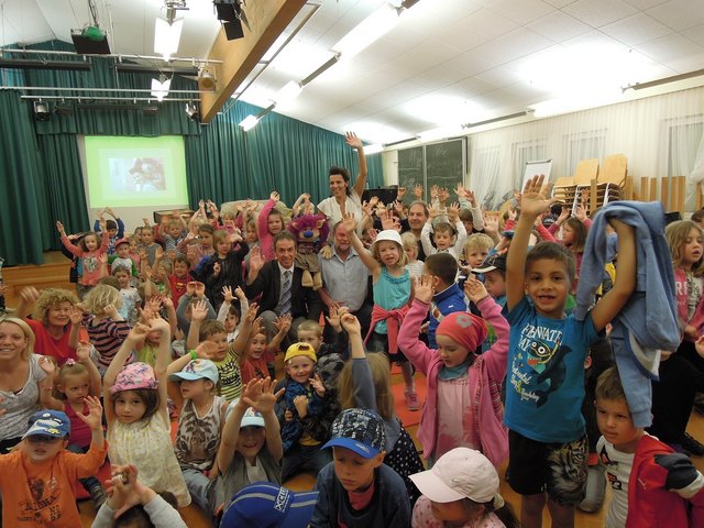 Inmitten der vielen Kindern: NÖGKK Service-Center Leiter Peter Tikale, NMS Sport Direktor Georg Förstel, Sabine Petzl und Buki das Elfenkind. | Foto: NÖGKK