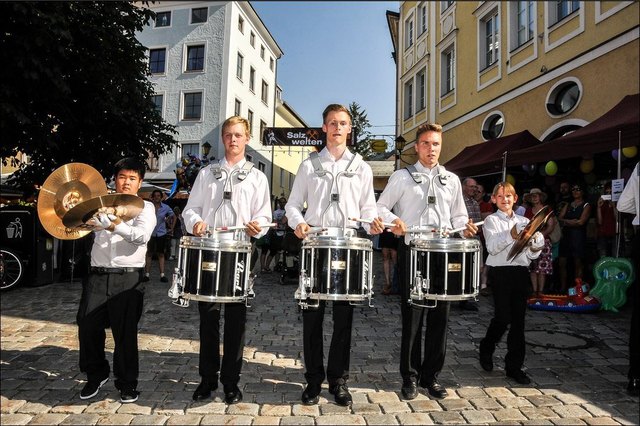 Singen im Chor, Weihnachtsfenster gestalten, Seniorentreff, Theater. Singen 000 Menschen leben heute in diesem Halleiner Stadtteil, doch die notwendige Salzburg Rif Singen im Chor Treffpunkt