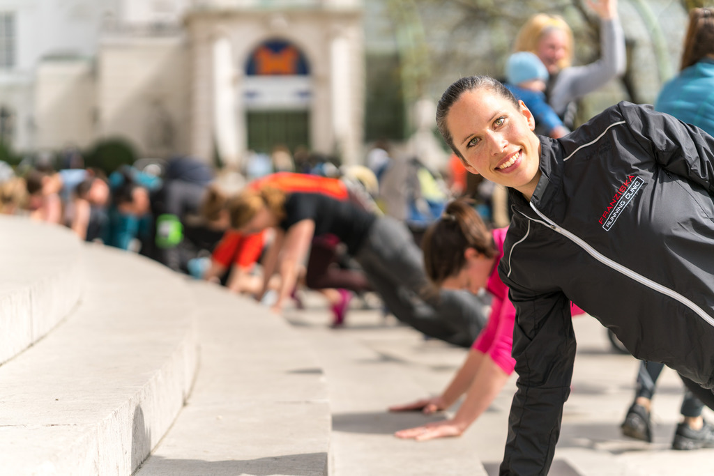 Moms Back On Track Der Ruckbildungskurs Mit Physiotherapeutinnen