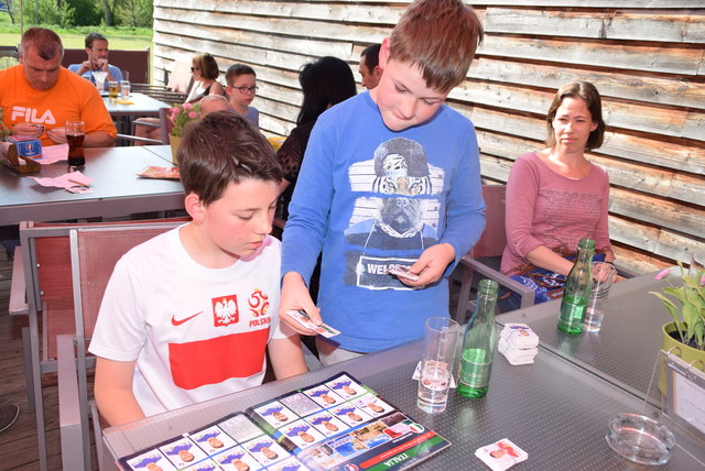 Ein Eldorado für Pickerl-Fans: Bei der Tauschbörse der Bezirksblätter im Café Bambini in Ollersdorf füllten sich auch die Fußballer-Alben von David und Elias aus Inzenhof.