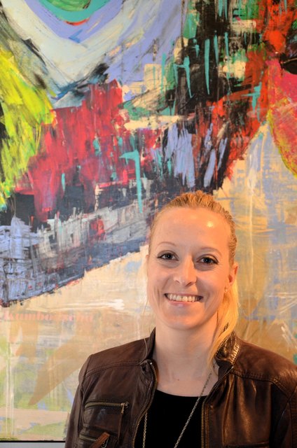 Ärztin Eva Ornella entspannt sich mit Malerei