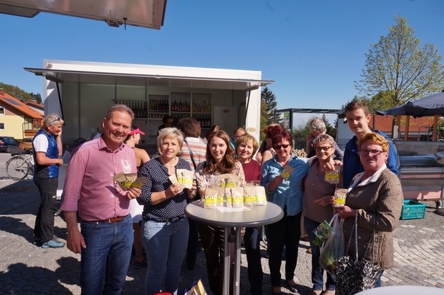 Die Frauen freuten sich über die Kräuter- und Sonnenblumensamen, welche von den Kommunalpolitikern überreicht wurde. | Foto: Christian Auberger