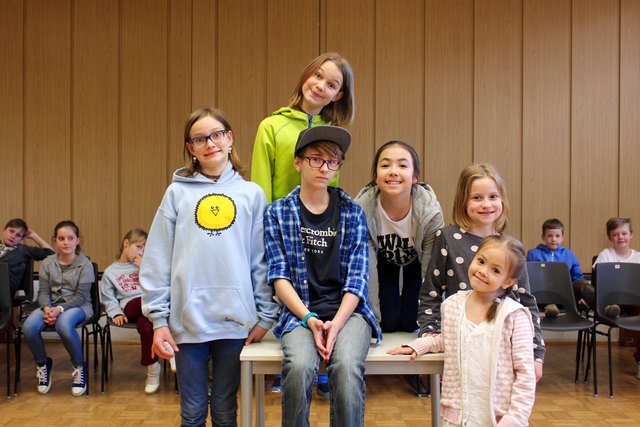 "Mario"-Darstellerin Philine (vorne Mitte) mit den Crazy Chicken: Rosa, Mira, Vyan, Paulina und Loane (v.l.)