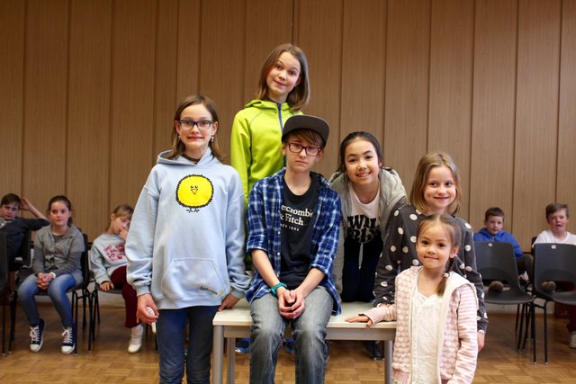 "Mario"-Darstellerin Philine (vorne Mitte) mit den Crazy Chicken: Rosa, Mira, Vyan, Paulina und Loane (v.li.n.re.)