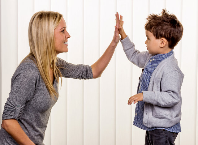 Was Eltern tun sollten: Kinder positiv bestärken.