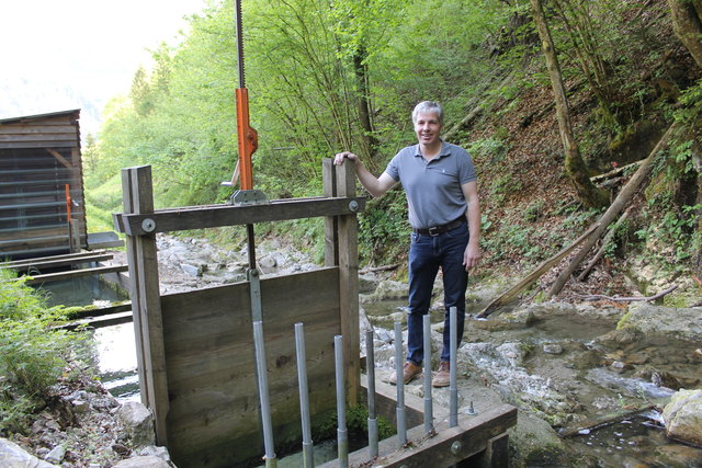 Werner Ratzberger erklärt die Einzelteile seines Kleinwasserkraftwerks.