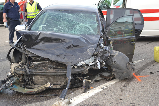 In dem schwarzen Pkw befanden sich drei Personen, die unbestimmten Grades verletzt wurden.