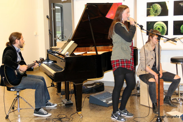 Schülerinnen der HBLW mit Prof. Dominik Wallner sorgten für musikalische Untermalung.