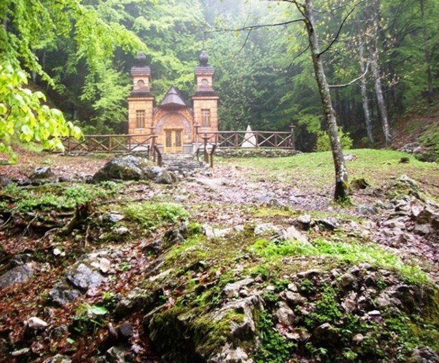 An der Alpenstraße nach Kranjska Gora über den 1611 m hohen Vršič-Pass habe ich die Russische Kapelle fotografiert. Sie erinnert an hunderte Kriegsgefangene, die 1916 von einer Schneelawine verschüttet wurden.
