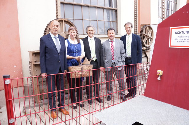 Sind bereits in Feierlaune: Bürgermeister Manfred Wegscheider, "Nachtwächterin" Helga Papst, GF Christian Wohlmuth, Gottfried Sapetschnig (Kelag), Prokurist Fritz Kratzer.
