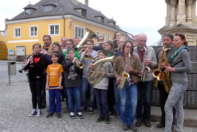 Brass-Generation-Orchestra-Gföhl“ probte kürzlich auch vor dem Gföhler Stadtbrunnen | Foto: Musikschule Gföhl