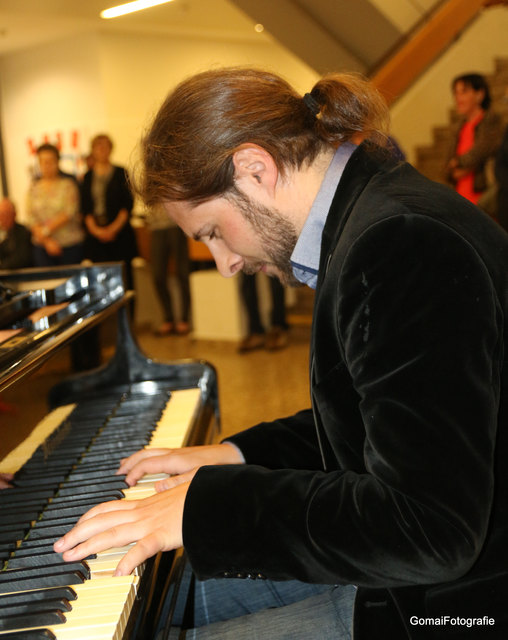 Prof. Dominik Wallner am Klavier.