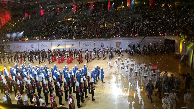 Unvergesslicher Auftritt mit TV-Übertragung: Die Musikkapelle Aldrans (oben, 2. Kapelle von rechts) | Foto: privat