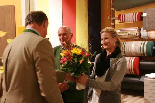 Bgm Gappmayer überreichte den Gastgebern Blumen und eine Tamsweger Chronik.