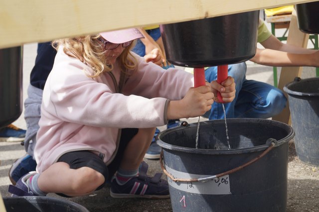 Am Melksimulator konnten die Kinder ihr Können unter Beweis stellen.