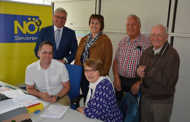 Sitzend: Finanzbeamter Michael Schuh und Annemarie Pauker
Stehend: LA Alfred Riedl, Elisabeth Leitner, Karl Werner und Anton Pauker | Foto: ÖVP Tulln