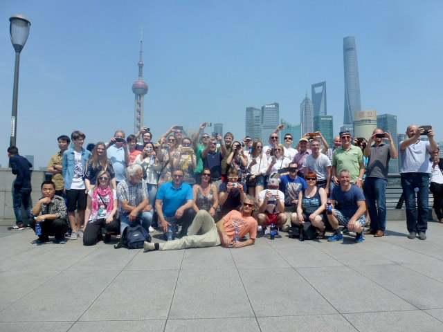 Foto in Zivil mit Sehenswürdigkeiten im Hintergrund und einigen "Shanghai-Aldigern" als Gäste. | Foto: privat