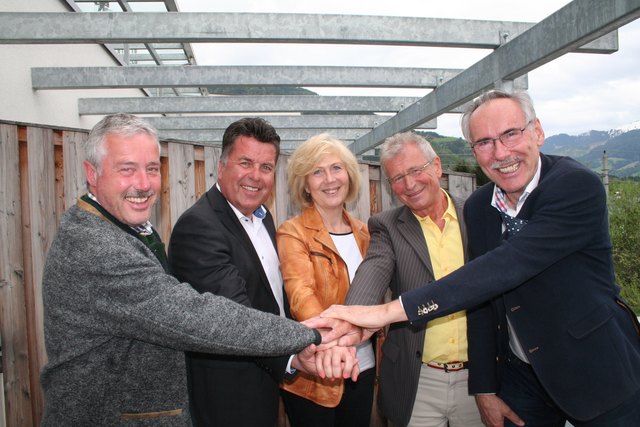 Auf Augenhöhe: Anton Millinger aus St. Martin, Hans Mayr sowie Lisa Eberharter, Manfred Sedivy und Sepp Wimmer (aus Mittersill). | Foto: Christa Nothdurfter
