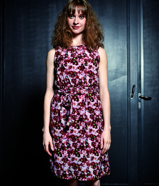 Dieses Kleid kommt vom Label LANIUS aus Köln und ist
im Xiling erhältlich. Es ist aufgrund seiner Farben wunderbar zum Kombinieren geeignet. Der Materialmix aus Seide und Biobaumwolle sorgt zusätzlich dafür, dass sich die Trägerin egal ob im Alltag oder e | Foto: zoefotografie