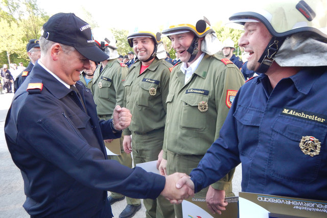 Landesfeuerwehrkommandant Dietmar Fahrafellner gratuliert dem Allhartsberger Matthias Atschreiter. | Foto: Zarl