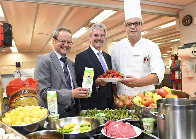 Helmut Krenn (Landeskliniken-Holding) und Landesrat Karl Wilfing mit Uniklinikum St. Pölten-Chefkoch Martin Knabb.
