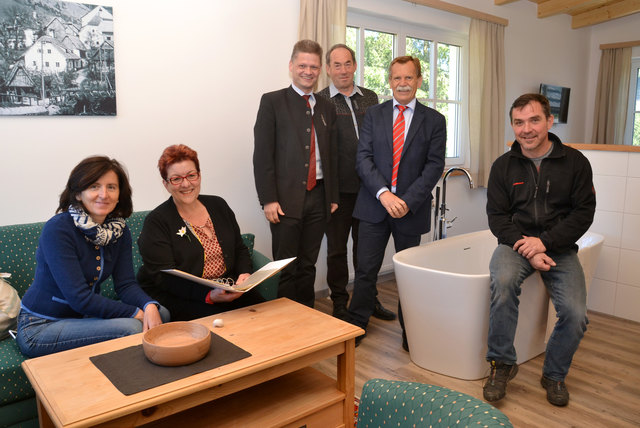 Berat Bachler, Barbara Eigner, Andreas Hanger, Hans Mayr, Martin Ploderer und Gerald Bachler im Apartmenthaus Eisenstraße. | Foto: Hackl